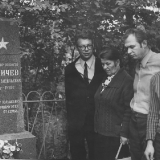 У могилы отца в селе Лемешовка Яготинского района Киевской области