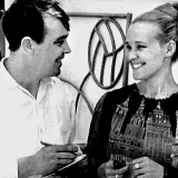 Вячеслав Козлов берет интервью у певицы Екатерины Шавриной. Снигиревка, 1970-й год.