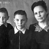01 В.Качурин (в центре) с бартом Александром  и матерью Верой Ивановной