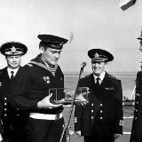 вручение подарка от лица экипажа КРУ Жданов адмиралу В Чернавину 1983 г