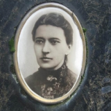 Фото на могилi письменниці на Байковому цвинтарі Києва