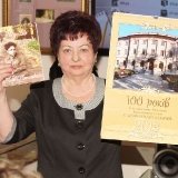 Директор музея И.А. Романкевич  с подарками от николаевцев в фонды М.С. Лисянского