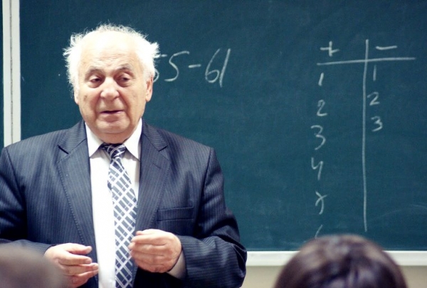 Профессор И.М. Стариков на лекции в университете 2
